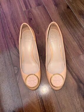 Tory Burch Beige Patent Leather Wedge Heels Women's Size 6.5 Logo Buckle